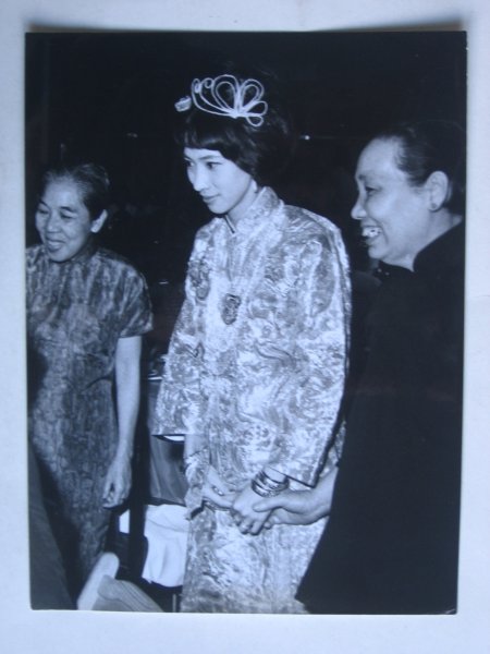 Persfoto - Here comes the Bride, Hong Kong Style