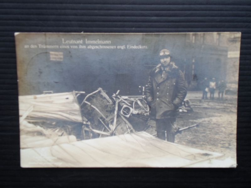  - Oude gelopen ansichtkaart [echte foto] 'Luitenant Immelmann an den Trmmern eines von ihm abgeschossenen eng.Eindeckers'