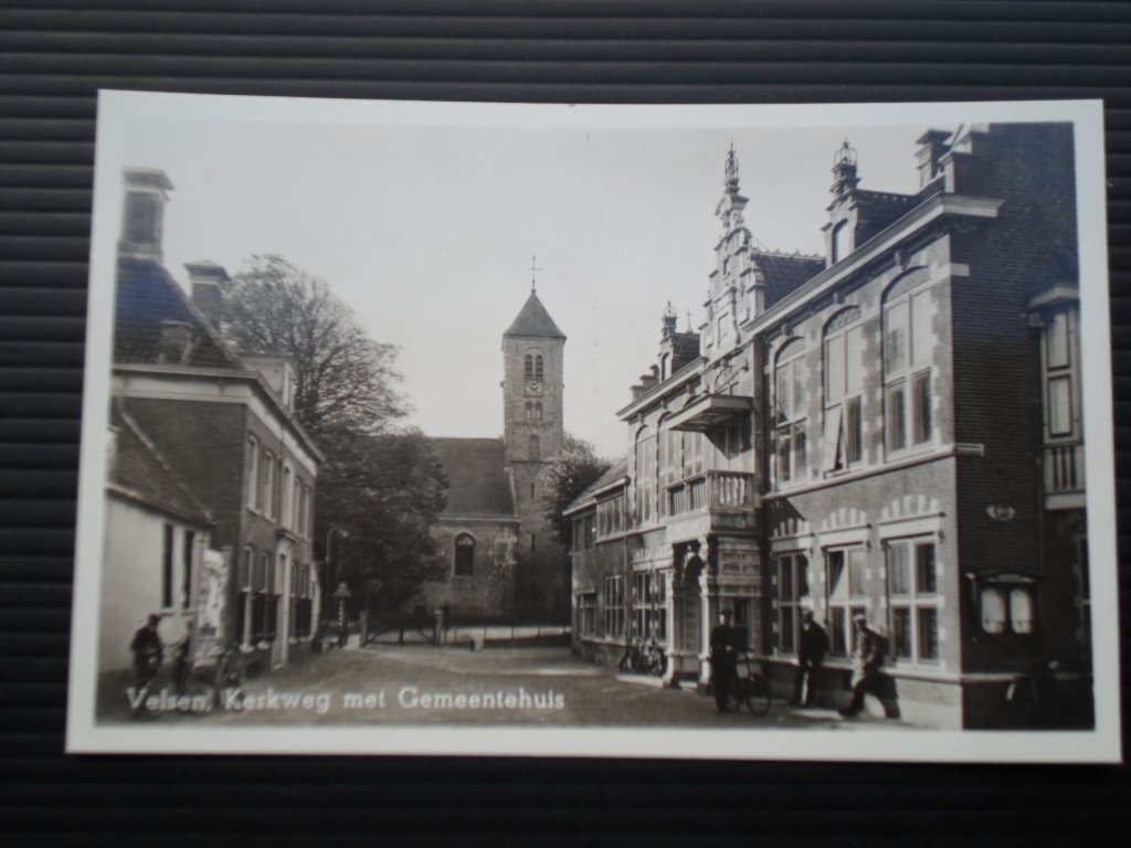  - Velsen, Kerkweg met Gemeentehuis
