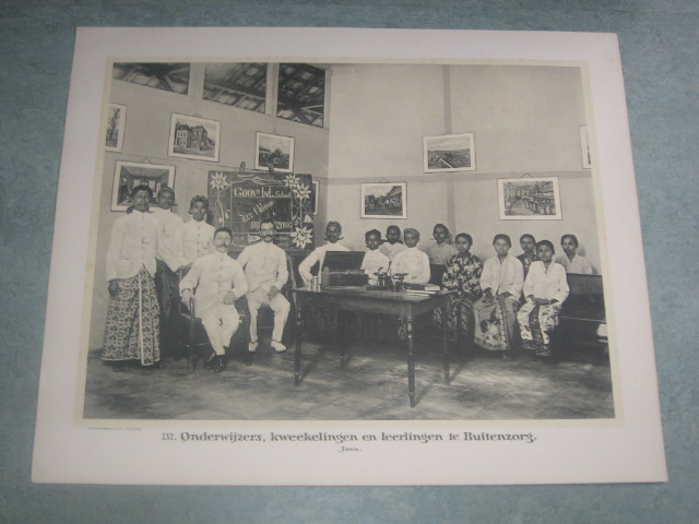 Demmeni, Jean, fotograaf - Schoolplaat 132, Onderwijzers, kweekelingen en leerlingen te Buitenzorg, Java