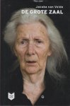 Velde (Den Haag, 10 mei 1903 - Amsterdam, 7 september 1985), Jacoba van - De grote zaal - Het romandebuut van Van Velde gaat over een bejaarde die vanwege haar gezondheid in een tehuis belandt, en wel op 'de grote zaal', waar bejaarden liggen die stervende zijn. Het is een verhaal over existentiële eenzaamheid en doo...
