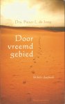 Jong, Pieter L. de - Door vreemd Gebied. Bijbels dagboek