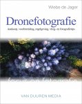 Jager, Wiebe de . [ ISBN 9789059408357 ] 5018 - Focus op Fotografie: Dronefotografie . ( Aankoop, voorbereiding, regelgeving, vlieg- en fotografietips. )  Iedereen droomt er wel eens van: kunnen vliegen als een vogel en even niet gebonden zijn aan de zwaartekracht. Om nét even over de rand van -