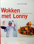 Gerungan , Lonny . [ isbn 9789059561021 ] 0314 - Wokken met Lonny . ( De lekkerste gerechten uit de Aziatische keuken . ) Lonny Gerungan, de chef van de bekende culinaire televisieserie De Reistafel en de onbetwiste kenner van de Aziatische keuken, ging speciaal voor dit boek op zoek naar -
