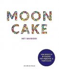 Zeeuw , Jonneke de . [ ISBN 9789082834352 ] 2219 ( De boekenlegger is aanwezig . ) - Mooncake . ( Het bakboek: van Bolo di Pistacho tot Medovik & Fantacake. ) Voor dit boek reisde Jonneke de Zeeuw alias Mooncake dwars door ons land en kroop ze diep in de ovens van Nederlandse huishoudens. Daar vond ze 50 ongekende taarten, cakes en -