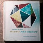 Zandstra, Evert (tekst) & Cas Oorthuys (fotografie); Teun Teunissen van Manen & Otto Treumann (typografie) - Zwervend door Nederland