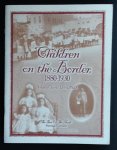 Yolanda ChaÌvez Leyva - Children on the border, 1880-1930 (Pass of the North Heritage Corridor)