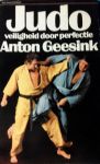 Geesink , Anton . [ isbn 9789027458735 ]  ( Gesigneerd door Anton Geesink met een kleine opdracht . ) - Judo  Veiligheid  door  Perfectie . ( Rijkelijk met zwart - wit foto's geillustreerd . ) Deel 23 .