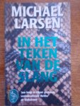 Larsen, Michael - In het teken van de slang. Vertaling Kor de Vries.