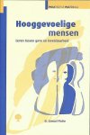 Pfeifer , Dr . Samuel . [ isbn 9789058293824 ]  4117 - Hooggevoelige  Mensen . ( Leven tussen gave en kwetsbaarheid . ) De manier waarop sensitieve mensen in het leven staan heeft pas de afgelopen jaren een naam gekregen: hoog- gevoeligheid. Het is geen ziekte, maar een bepaalde aanleg. -