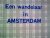 Een wandelaar in Amsterdam.