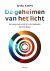 Kops , Wim . [ ISBN 9789060386637 ] 3219 - De Geheimen van het Licht . ( Een weg naar inzicht in de raadselen van het leven . )  Wat is leven en wat is de zin van mijn leven? De auteur van dit boek ontdekte dat deze levensgeheimen een innige samenhang vertonen met de geheimen van het licht. -