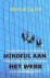 Carroll , Michael . [ isbn 9789025959111 ] - Mindful aan het Werk . ( 35 Boeddhistische tips om licht en evenwicht te brengen in de dagelijkse hectiek . ) Mindfulness, leven met aandacht, wordt steeds vaker ook in bedrijven toegepast. Geen wonder, want het maakt je helder, vermindert stress,