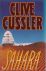 Cussler, Clive - Sahara -  Dirk Pitt raakt verzeild in een gruwelijk complot van een meedogenloze Franse industrieel en een Westafrikaanse militaire dictator. Een mysterieuze epidemie en een onvoorstelbaar gifschandaal bedreigen het leven op aarde. Vert. Tom Koster