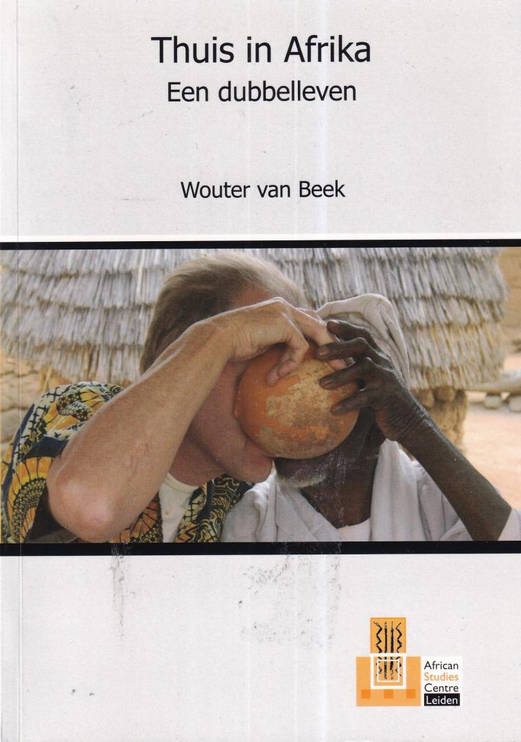 Beek, Wouter E.A. van - Thuis in Afrika: een dubbelleven