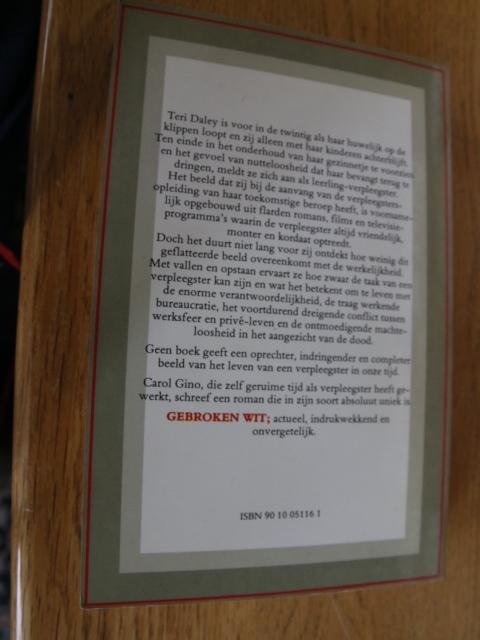 Gino, Carol - Gebroken wit. Het ontnuchterende verslag van een verpleegster.