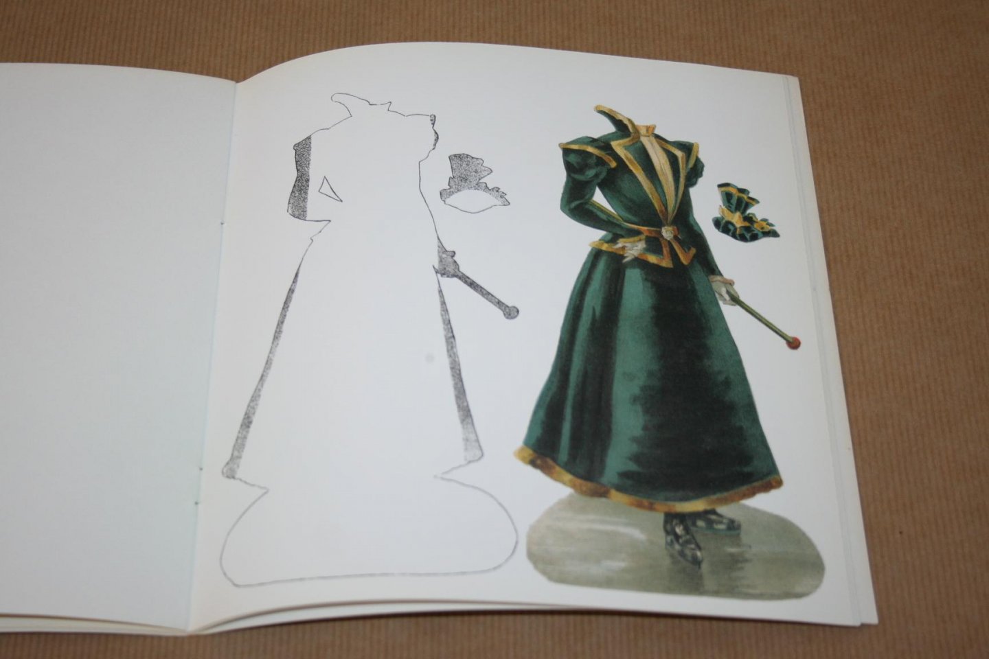  - H.M. Koningin Wilhelmina   Uitknippen - Aankleeden