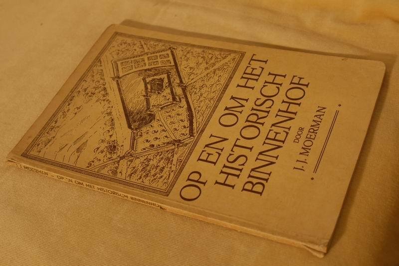 Moerman J.J. - Op en om het historisch binnenhof