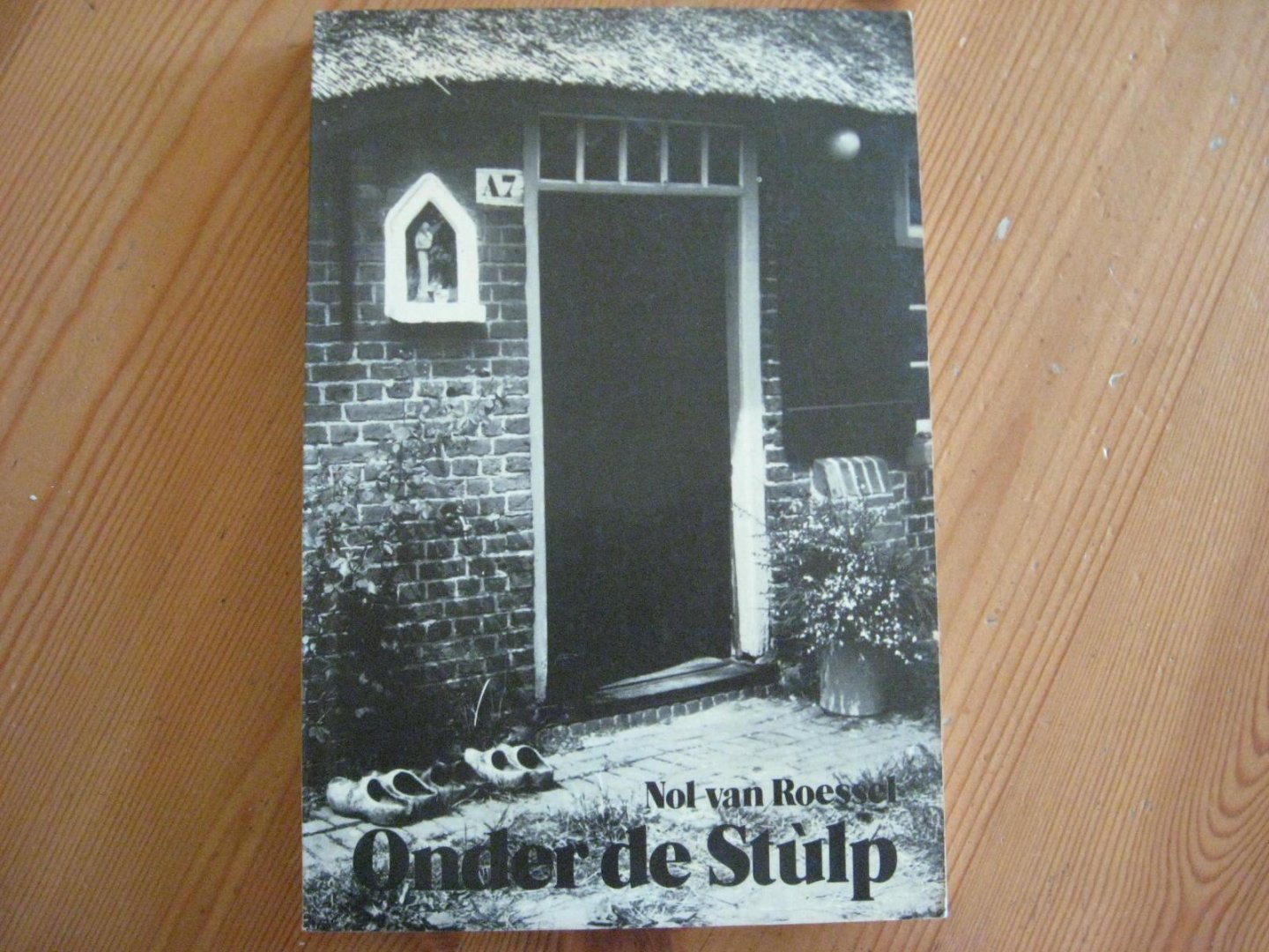 Roessel, nol van - Onder de stulp (Gesigneerd door schrijver!)