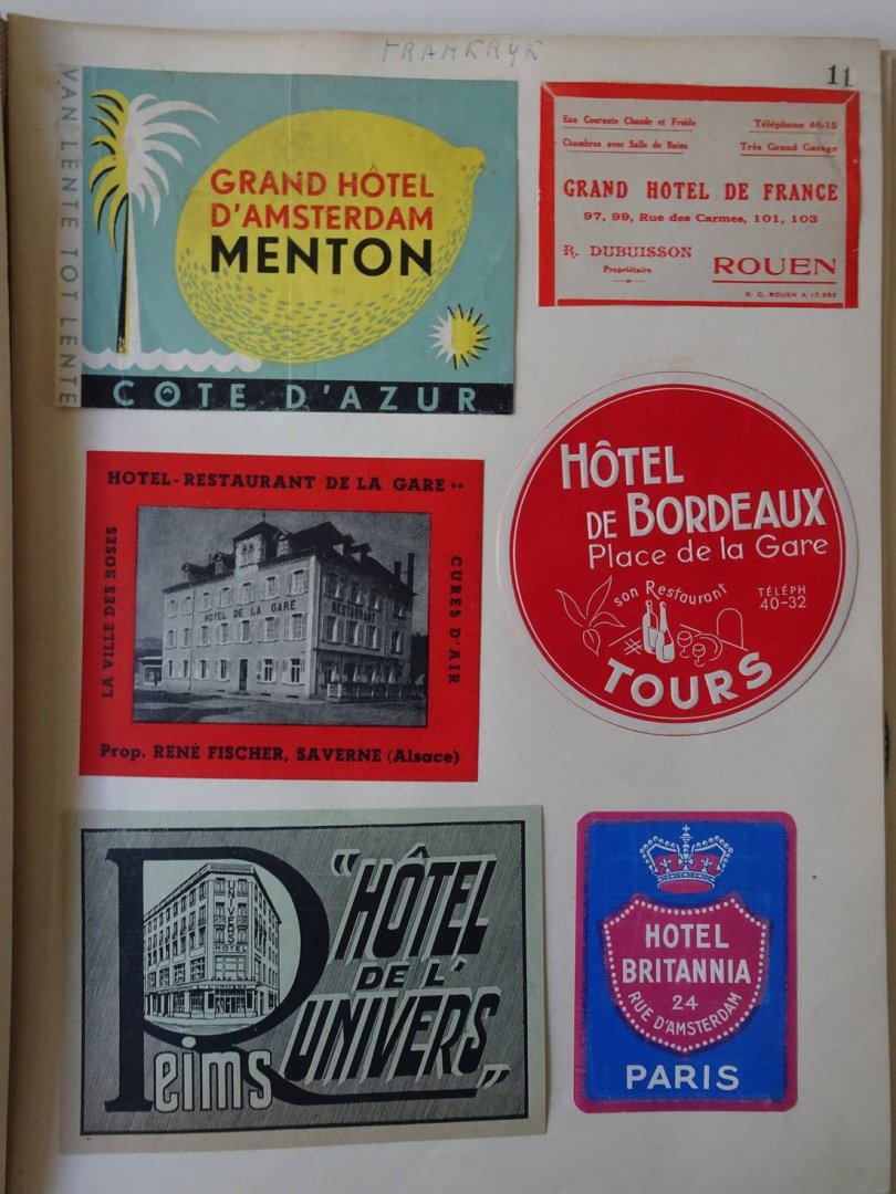 N.n.. - Plakboek met 112 verschillende hotel- en vakantiestickers- labels- en etiketten.