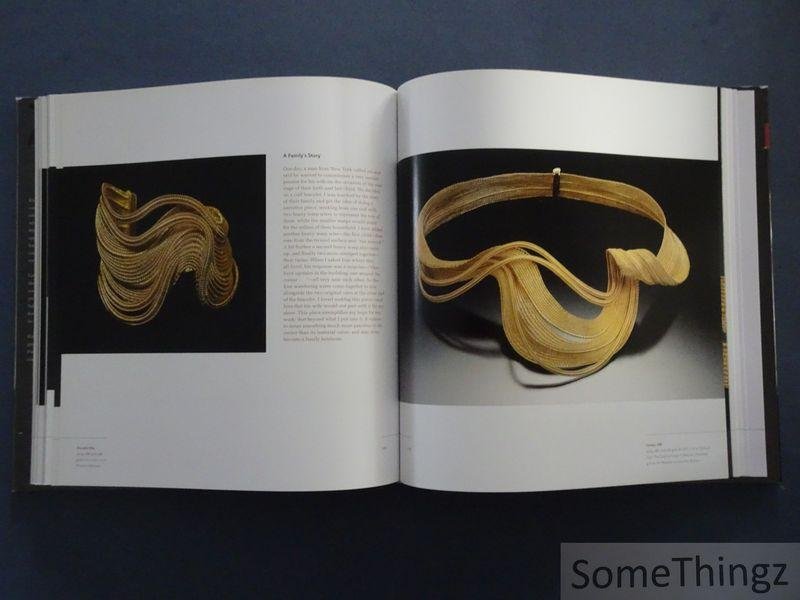 Jeannine Falino, Janet Koplos, Stefano Catalani - Knitted, Knotted, Twisted and Twined: The Jewelry of Mary Lee Hu.