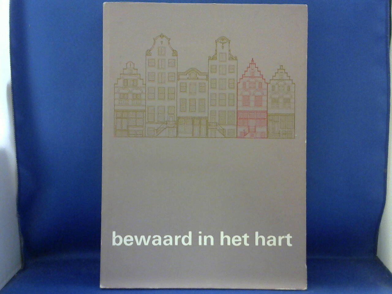 samengesteld Bureau Monumentenzorg van de Gemeente Amsterdam - Bewaard in het hart, een selectie van 63 Amsterdamse woon- en pakhuizen uit de periode van 1450 tot 1825