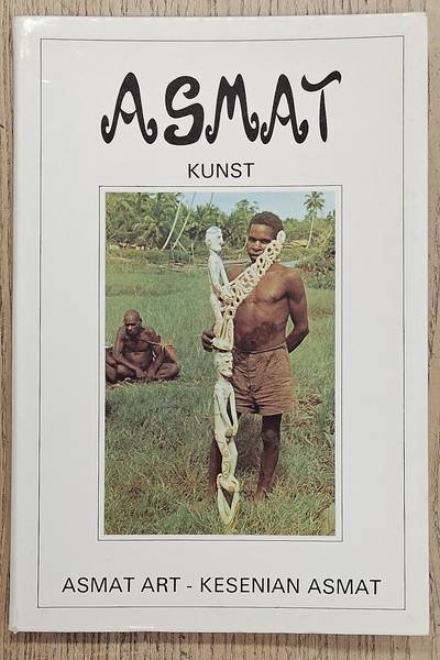 HOOGERBRUGGE, JAC. [EDITOR]. & KOOIJMAN, SIMON. - 70 Jaar Asmat houtsnijkunst / 70 Tahun seni pahat Asmat / 70 Years of Asmat woodcarving in het Volkenkundig Museum Justinus van Nassau, Breda, December 1976 - Mei 1977