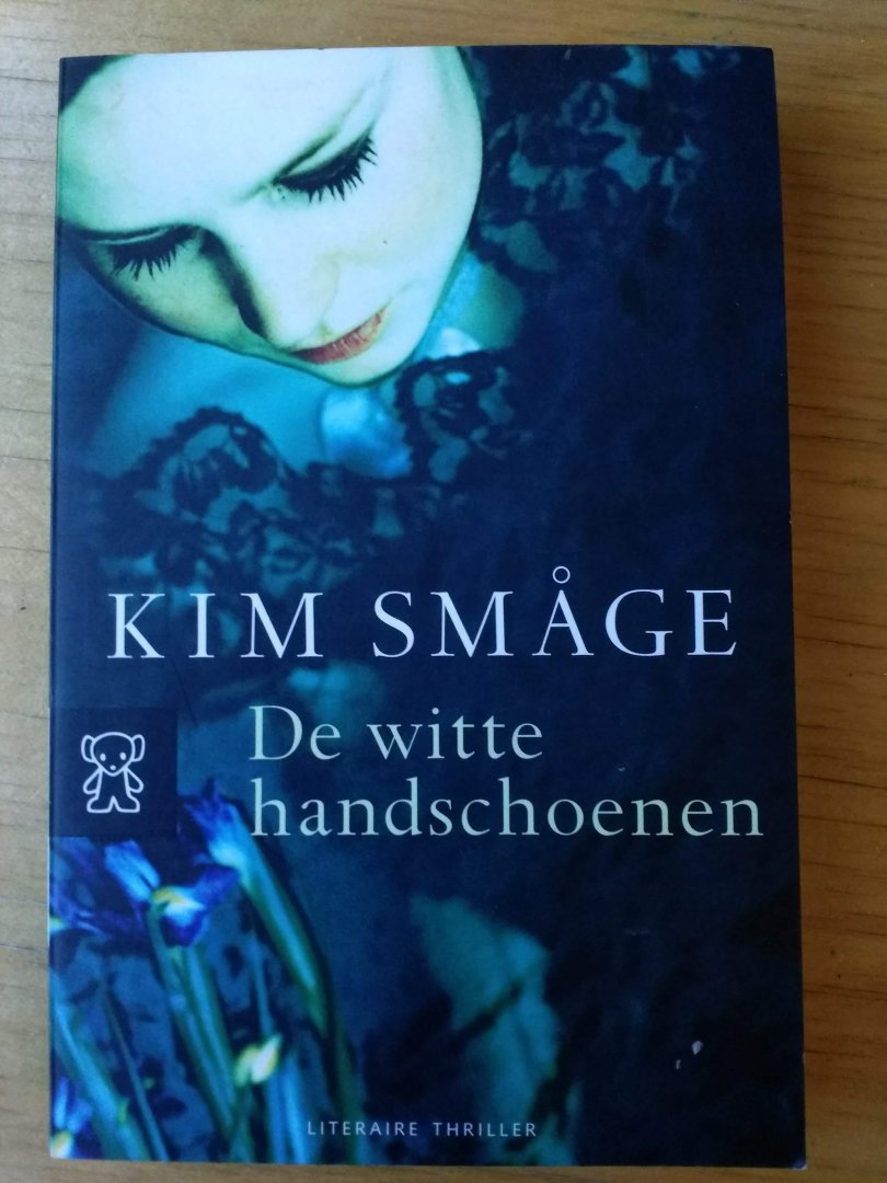 Småge, Kim vert. Carla Joustra - De witte handschoenen