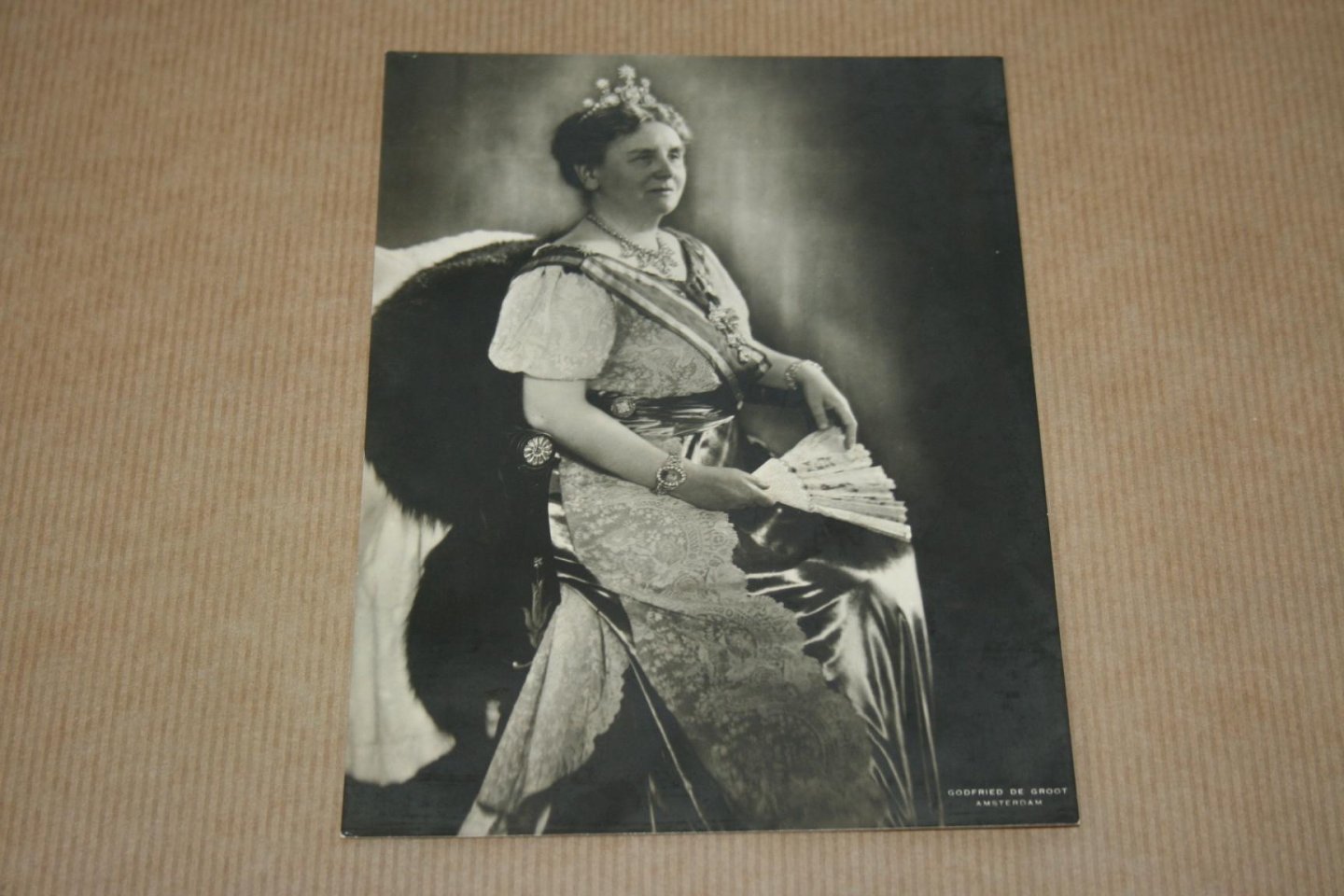  - H.M. Koningin Wilhelmina   Uitknippen - Aankleeden