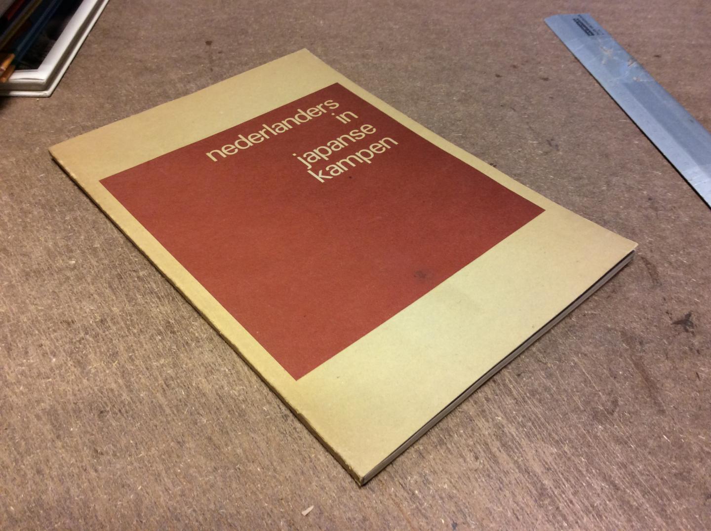 Adriaanse, P.M. | e.a. - Nederlanders in Japanse kampen. Tekeningen en voorwerpen gemaakt in burgerinternerings- en krijgsgevangenenkampen 1942-1945