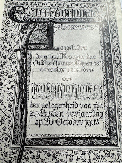  - Feestbundel Gedenkboek Aangeboden door het Bestuur der Oudheidkamer "Twente" en eenige vrienden aan Jan Herman van Heek ter gelegenheid van zijn zestigsten verjaardag op 20 October 1933.