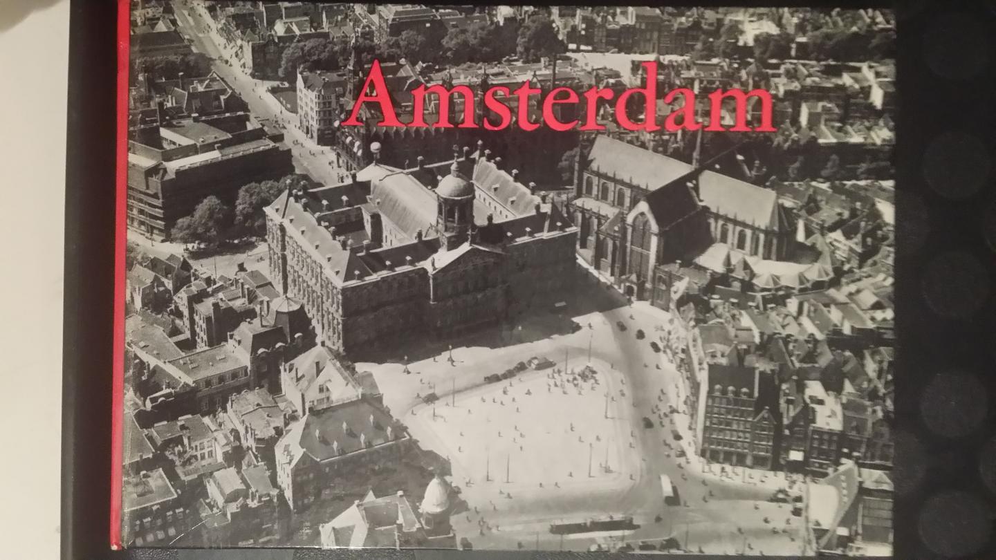 Mijksenaar, P.J. - Amsterdam op z'n mooist. Met foto's van Ad Windig.