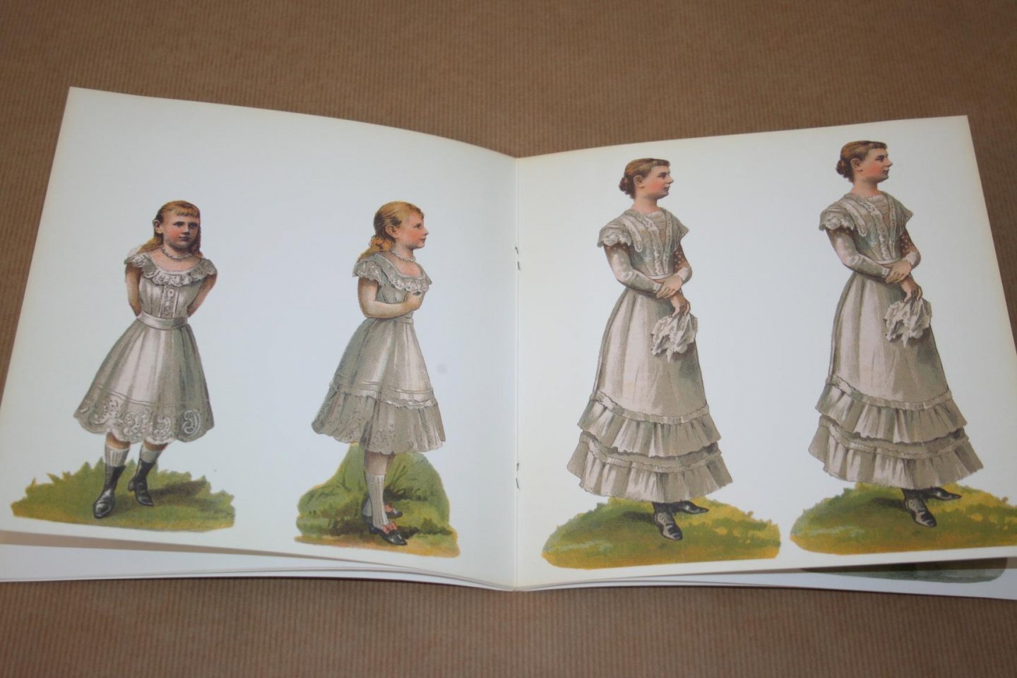  - H.M. Koningin Wilhelmina   Uitknippen - Aankleeden