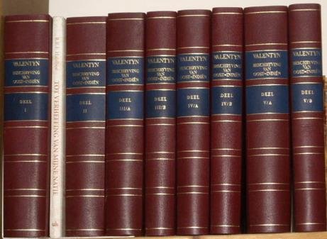 VALENTYN, FRANçOIS. & [ VALENTIJN ] - Beschryving van Oud en Nieuw Oost-Indiën, vervattende een naaukeurige en uitvoerige verhandelinge van Nederlands mogentheyt in die Gewesten ...... LUXE EDITIE GEBONDEN IN GEITENLEER Toegevoegd: "Tot verheffing van mijne natie".