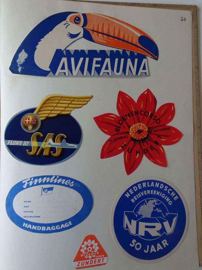 N.n.. - Plakboek met 112 verschillende hotel- en vakantiestickers- labels- en etiketten.