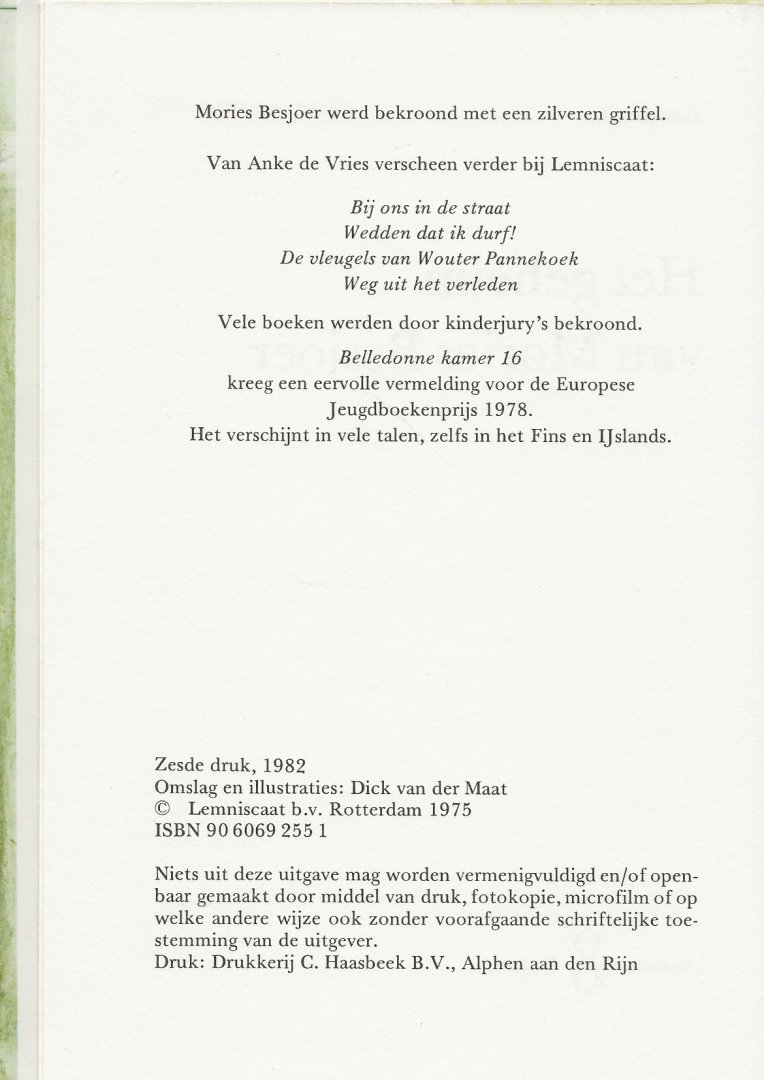 Vries, Anke de .. Omslag en illustraties : Dick van der Maat - Het geheim van Mories Besjoer .. Bekroond door acht kinderjury 's met Zilveren Griffel