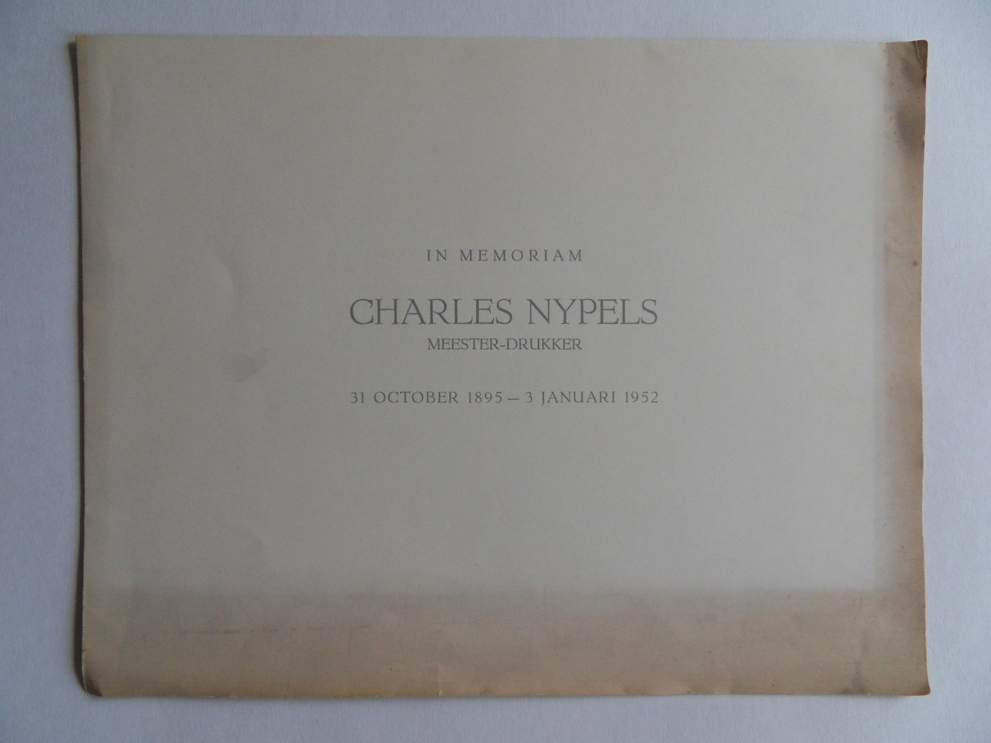 Technisch Tijdschrift Grafische Industrie (overgenomen uit). - Ter herinnering aan Charles Nypels. + In Memoriam Charles Nypels Meester-Drukker [ Genummerd exemplaar 16 / 100 en gesigneerd door de tekenaar Karel Thole ].