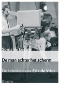 LEEUW, SONJA DE. - De man achter het scherm - De televisie van Erik de Vries. MET DVD.