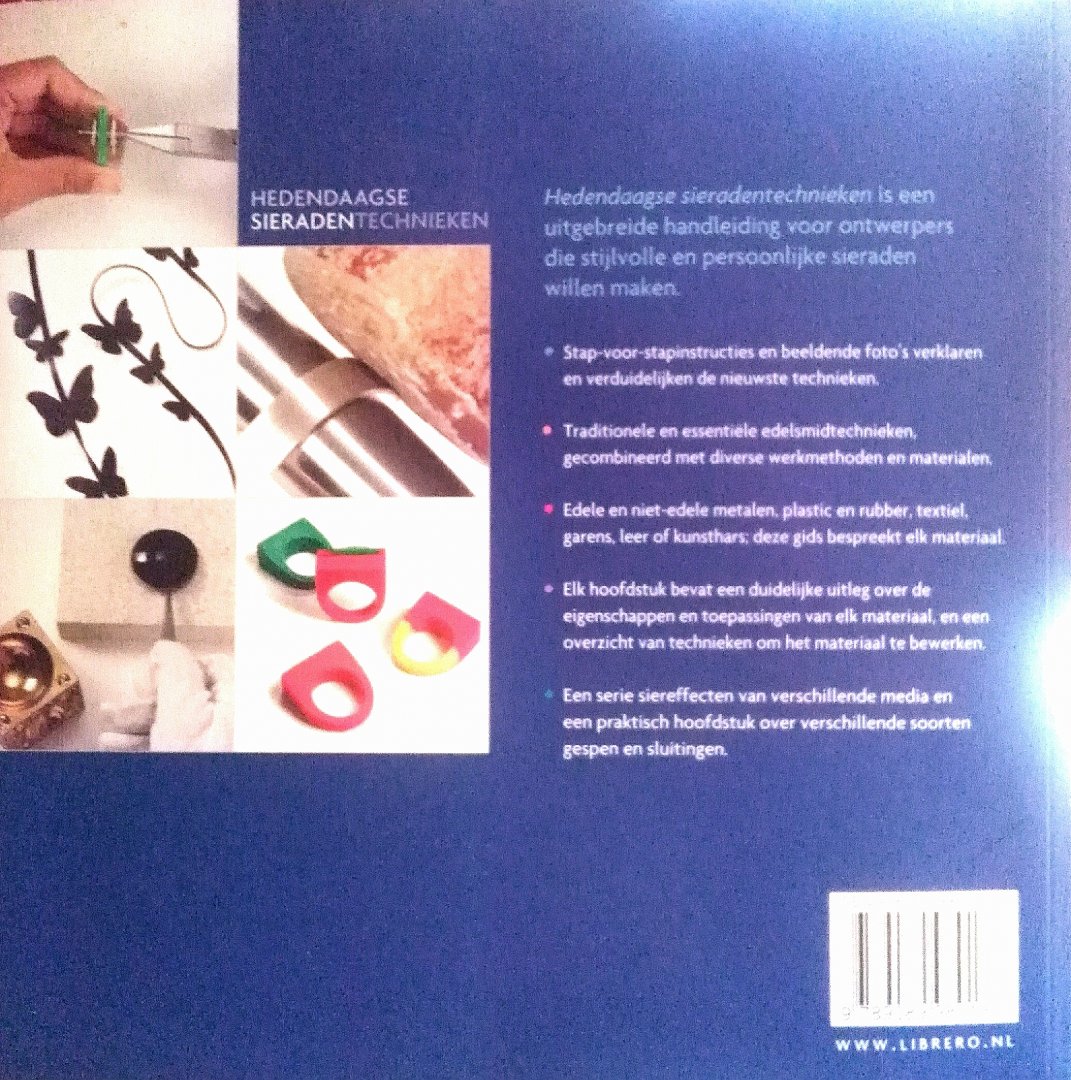 Seecharran , Vannetta . [ isbn 9789089980137 ] 1117 - Hedendaagse Sieradentechnieken . (  Leer unieke, eigentijdse sieraden maken met dit inspirerende boek. Ontdek de kunst van het moderne sieraden maken en de vele, gevarieerde materialen die u daarvoor kunt gebruiken. De unieke eigenschappen van elk -