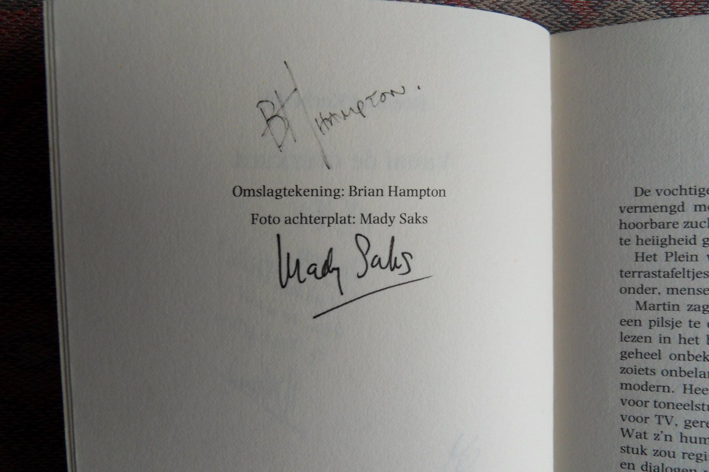 Kerbosch, Roeland. { GESIGNEERD door de auteur, de fotograaf Mady Saks en de illustrator Brian Hampton }. - Vanaf de overkant.