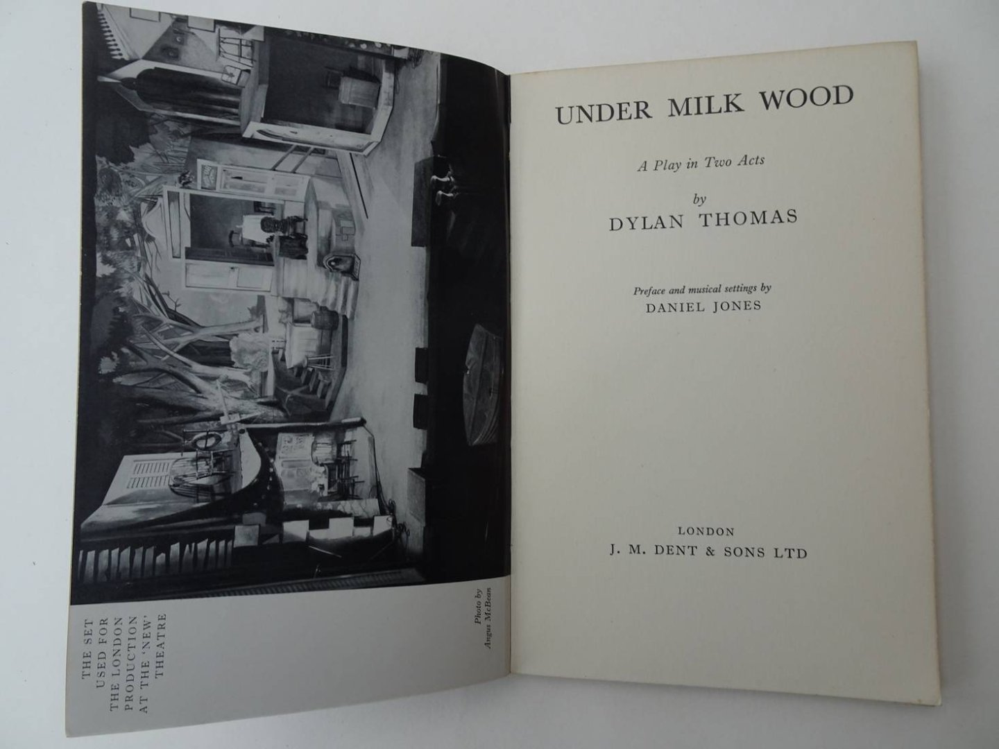 Thomas, Dylan & Daniel Jones. - Under Milk Wood. A Play in Two Acts. Acting edition.