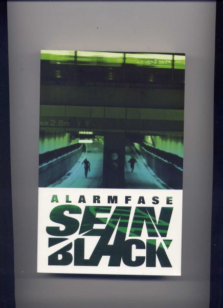 BLACK, SEAN & PIET VERHAGEN (vertaling) - Alarmfase - (`Een actiefilm op papier... Een adrenalinekick die je niet snel zult vergeten.`)