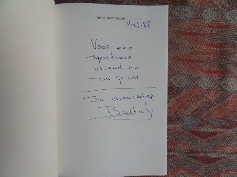 Nieuwenhuizen, Bert van. [ ! GESIGNEERD ]. - De Achtste Kolom. - Zesenvijftig impressies uit het Zeister leven. --- 1e druk, 1988. Paperback, 128 pp. In praktisch nieuwstaat, alleen met een opdracht en handtekening van de auteur en gedateerd: 3/12/'88.