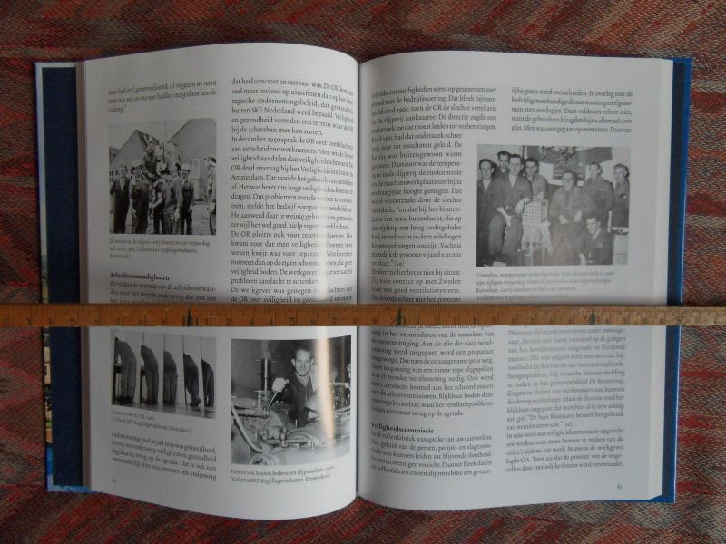 Bruggeman, Kees-Willem; Groenleer, Gert; Groot, Bert de (redactie). - Een zwaar bedrijf. - De lagerindustrie in Veenendaal in woord en beeld. --- 1e druk, 2005. Gebonden in fraaie geillustreerde band. In nieuwstaat. Geen naam ingeschreveen en geen onderstrepingen. 176 pp. Met talloze zwart-wit illustraties.