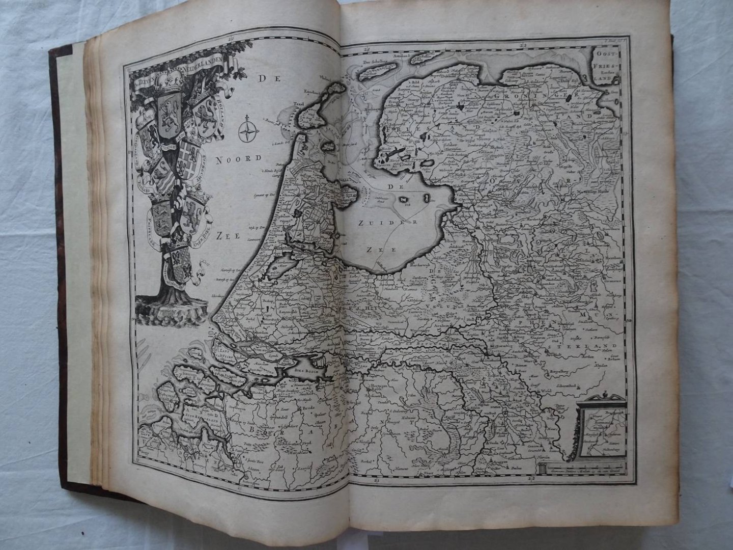 Halma, François. - Tooneel der Vereenigde Nederlanden, en onderhorige landschappen, Geopent in een Algemeen historisch, genealogisch, geographisch, En staatkundig woordenboek, Waar in de Aloude, de Opvolgende en Hedendaagsche Staat dezer gewesten naar de orde va...