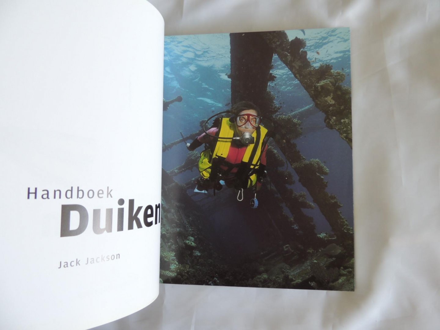 Jackson, Jack - Handboek duiken. Techniek, materiaal en onderhoud, nachtduiken, fotografie, archeologie.