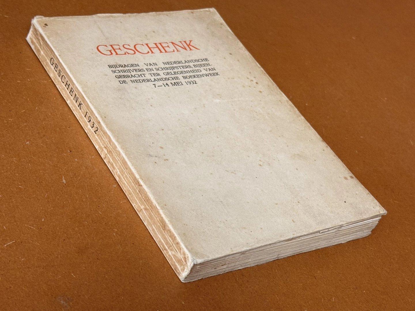A.M.E. van Dishoeck; C.J. Kelk (bijeengebracht door) - Boekenweekgeschenk 1932: Geschenk Bijdragen van Nederlandsche schrijvers en schrijfsters, bijeengebracht ter gelegenheid van de nederlandsche boekenweek 7-14 mei 1932