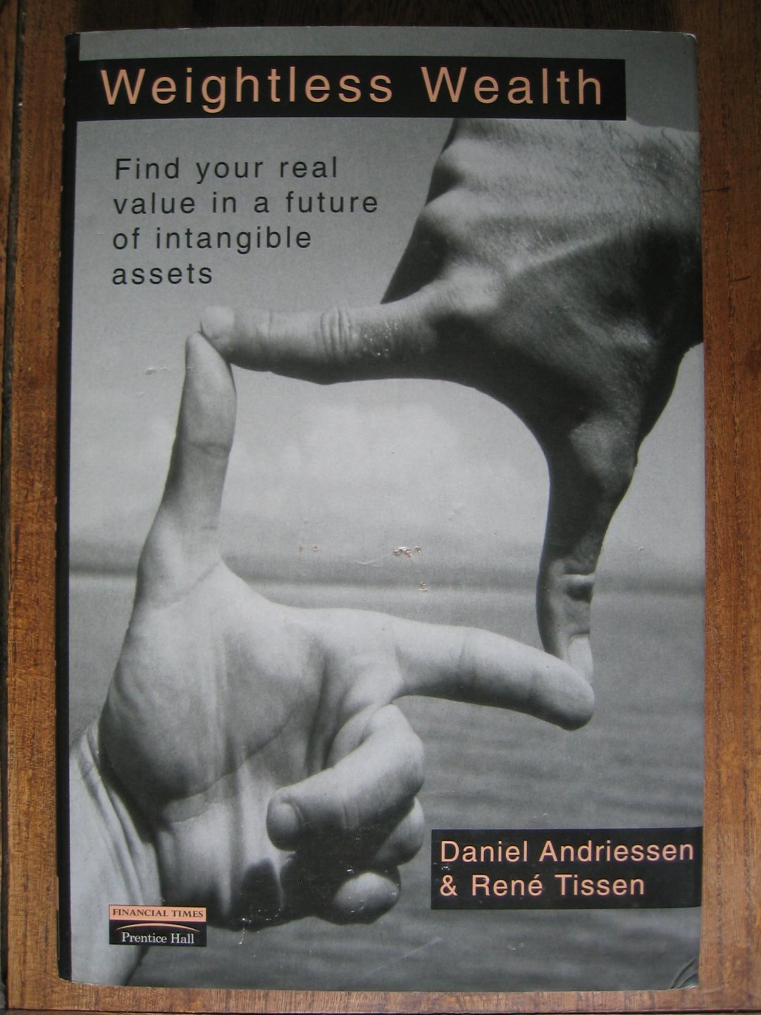 Andriessen, Daniel en Rene Tissen - Weightless Wealth. Find your real value in a future of intangible assets.