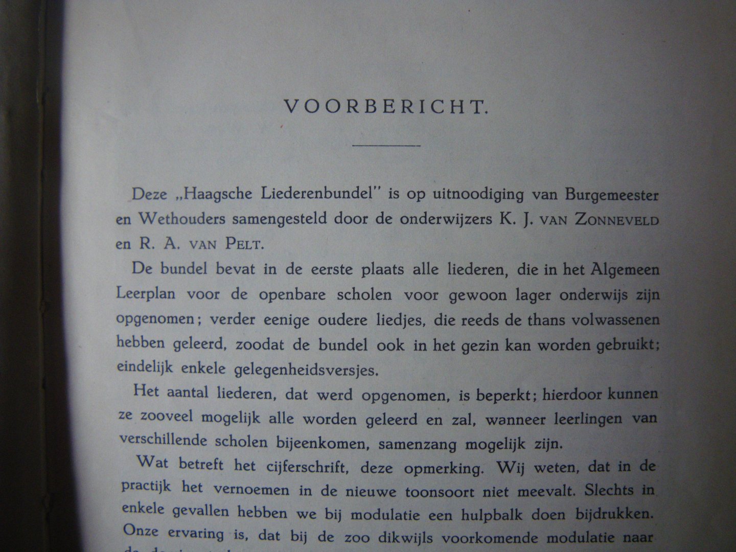 Pelt, R.A. van; K.J. van Zonneveld. - Haagsche liederbundel (Een liederbundel samengesteld in opdracht van B en W voor Haagse scholen met voorin getuigschrift Alida Joukes)