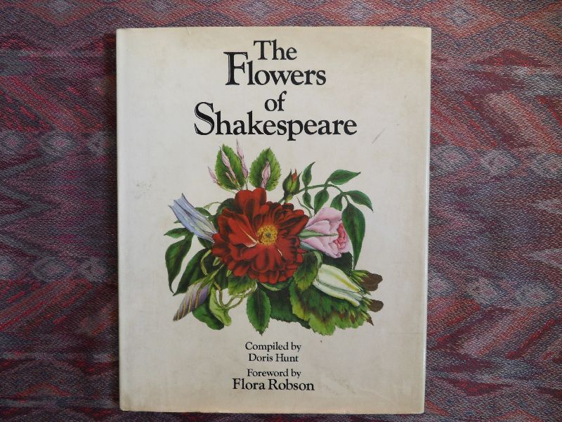 Hunt, Doris (compilation); Robson, Flora (foreword). - The Flowers of Shakespeare. --- 1st edition, 1980. In linnen band gebonden, A 4 formaat. Met fraai stofomslag. Beautiful colour engravings. With index of Plays of WS and how the plants were referred to. 64 pp. In very good condition.